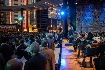 音楽でウクライナ応援 小林研一郎氏が都内で野外コンサート