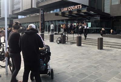 NZモスク銃乱射の容疑者が出廷 豪生まれ、ファシスト自称