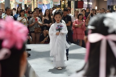 急成長する中国の子どもモデル業界、長時間労働や虐待の指摘も