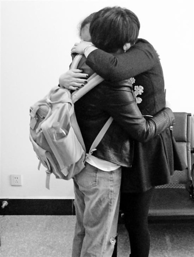 生き別れの双子の姉妹、36年ぶり再会 生後間もなく養子に 中国・杭州