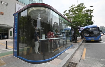 検温ドアに紫外線消毒 韓国バス停に「ハイテク待合所」