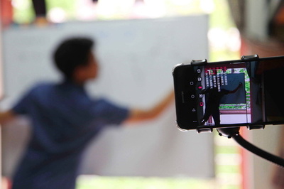 同級生たちのために補習を中継、中国の男子寮