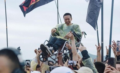 中国の音楽フェスで車椅子の男性が高々と持ち上げられる