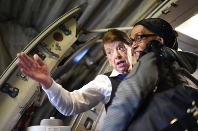 81歳の現役客室乗務員、引退は「考えたくない」 米首都