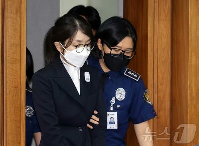 韓国前ファーストレディー、公判中に体調不良で退廷