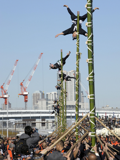 火消しの伝統「出初め式」、東京消防庁が披露