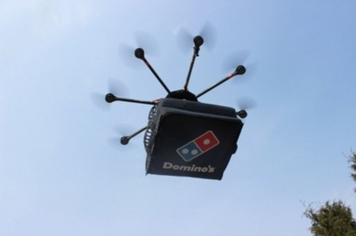 「ドミコプター」で空からピザ配達？ 英ドミノ・ピザの動画が話題に
