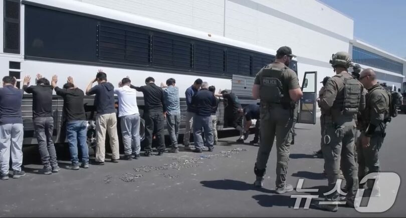 ICEが公開した韓国人従業員取り締まりの様子＝ICE公式サイト(c)news1