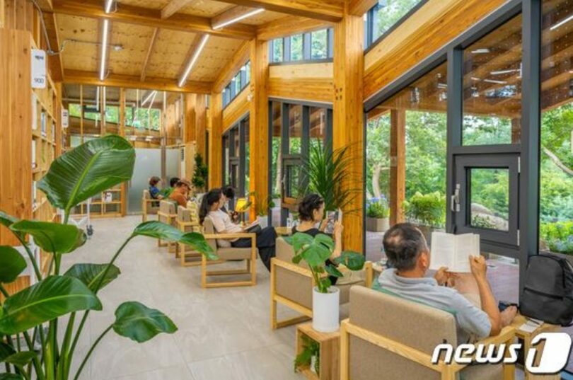 梧桐森の中の図書館にある広い窓の前に設けられた読書空間（ソウル観光財団提供）(c)news1