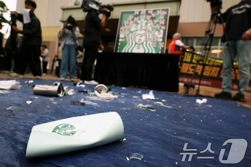 21日午後、光州西区のイーマート光州店前で展開されたスターバックス不買デモ(c)news1