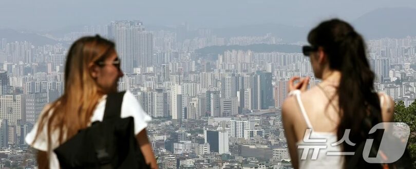 2025年6月18日、ソウル・南山を訪れた外国人観光客(c)news1