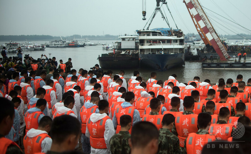 中国客船転覆、死者431人に 現場で追悼式