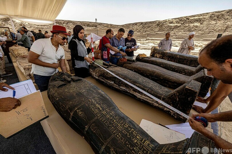 ひつぎ250基と小像150体公開 エジプト・サッカラ遺跡