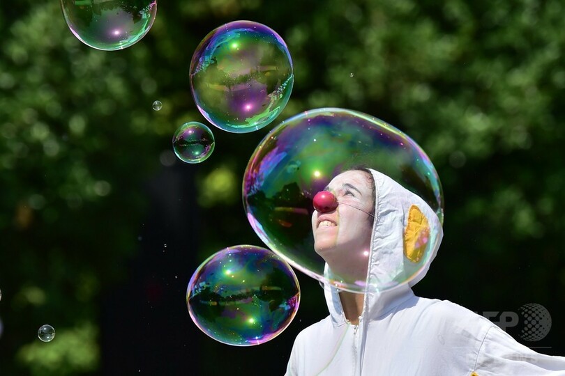 暑さも飛んでいけ!? シャボン玉飛ばす大道芸人たち 伊ミラノ