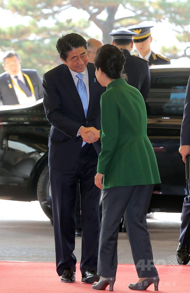 安倍首相と朴大統領が初会談、慰安婦問題の交渉加速で一致