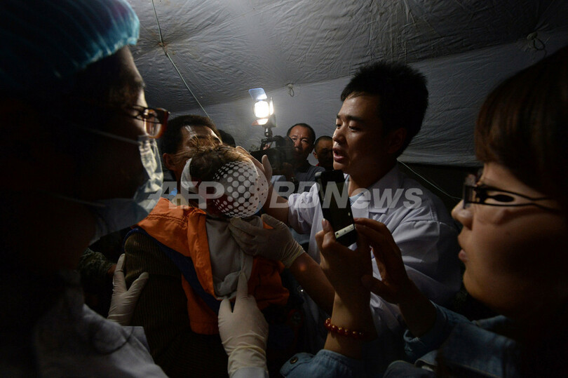 四川省地震の死者179人に、救出活動続く