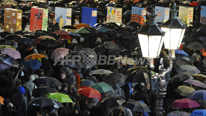 「ベルリンの壁」崩壊20年を祝う巨大ドミノ倒し