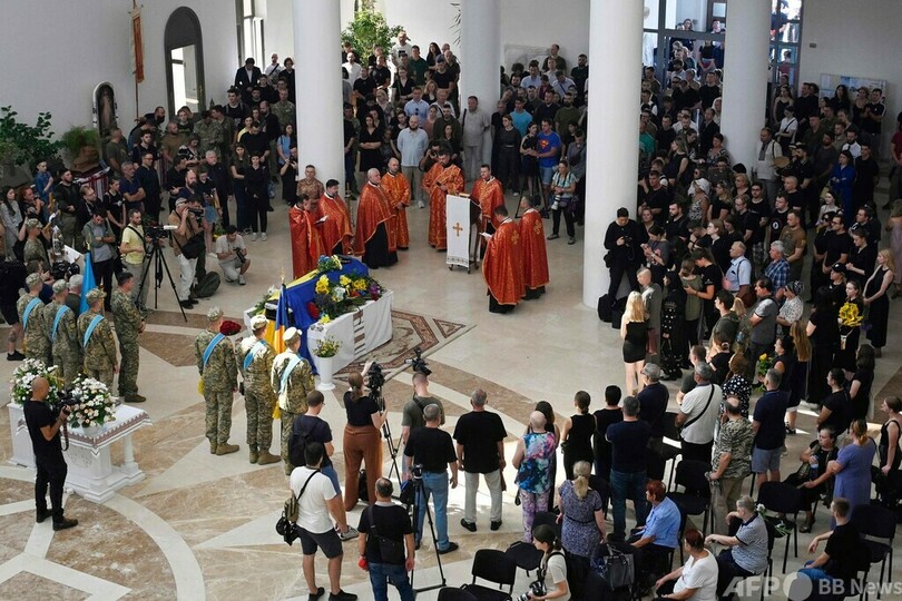 「キーウの幽霊」葬儀に多数参列 ウクライナ空軍のエース