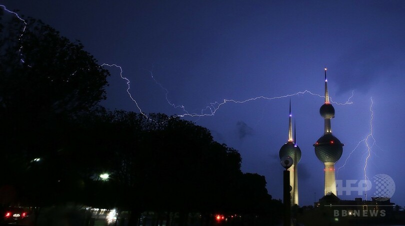 クウェートタワー上空の稲妻 写真3枚 国際ニュース Afpbb News