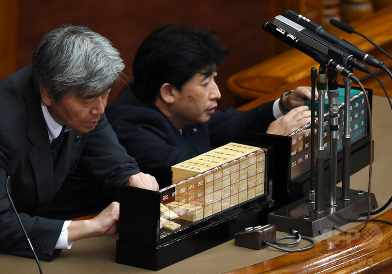 安保法案が参院本会議で可決、成立