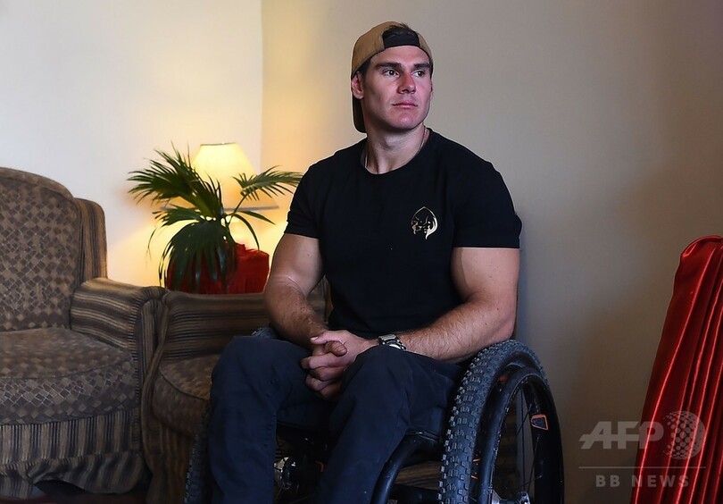 世界初・下半身不随の男性、エベレストのベースキャンプに自力で到達