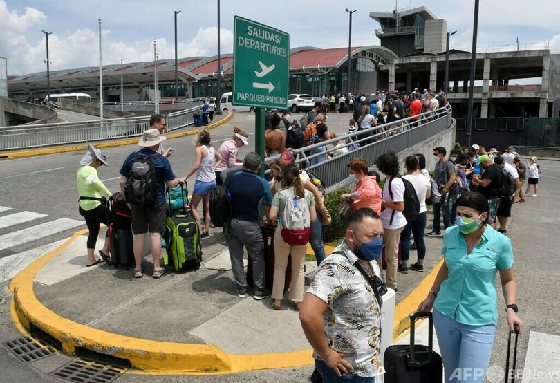 貨物機が緊急着陸、真っ二つに 中米コスタリカ