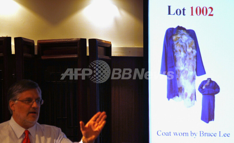 ブルース・リーのコートに600万円、香港でオークション