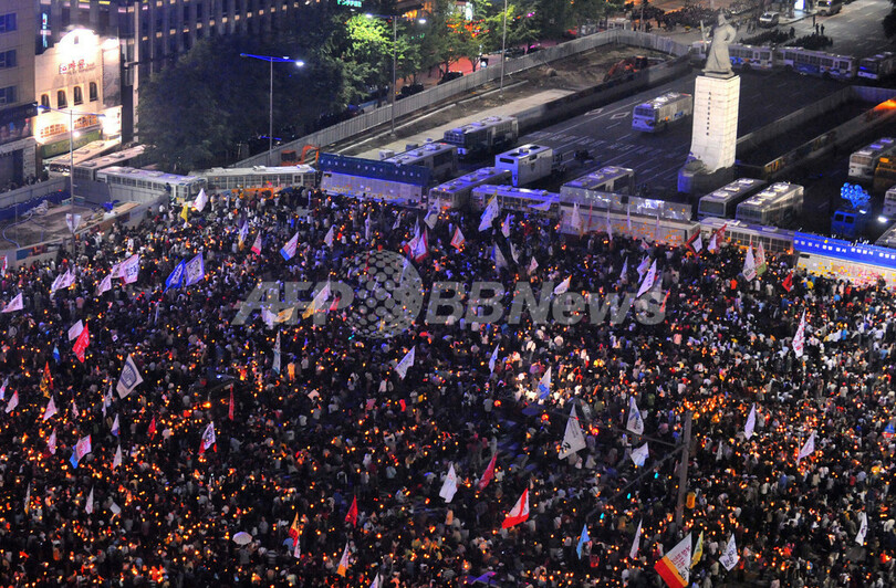 韓国大統領、改革推進で危機打開訴え ソウルでは2万人集会