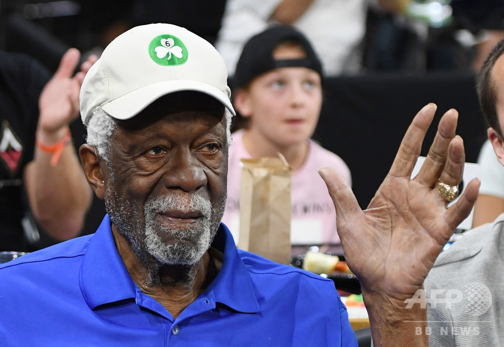 NBAの伝説ラッセル氏、44年を経て殿堂入りの指輪を受け取る NBAの伝説ラッセル氏、44年を経て殿堂入りの指輪を受け取る