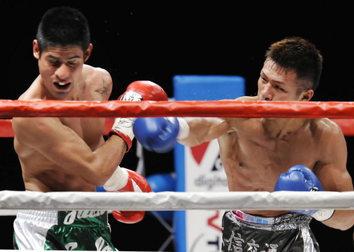 内山 12回TKO勝ちで王座奪取 写真5枚 国際ニュース：AFPBB News