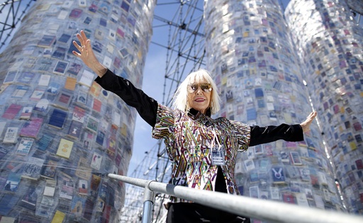 本のパルテノン神殿」お披露目、発禁本10万冊で制作 ドイツ 写真