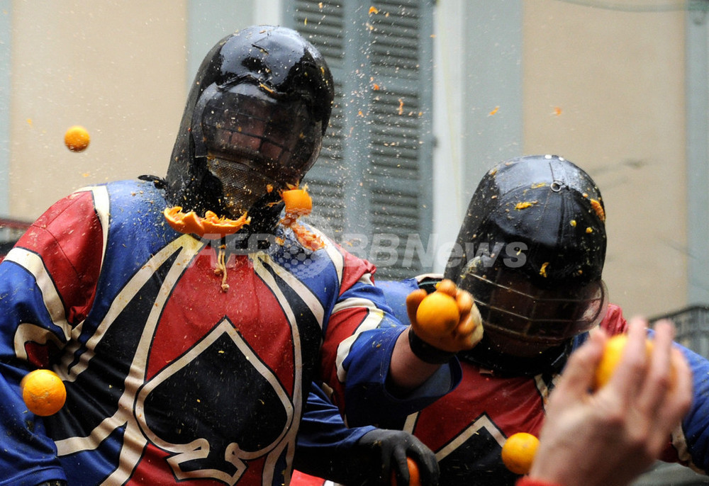 名物カーニバル「オレンジ戦争」、イタリア 写真23枚 国際ニュース