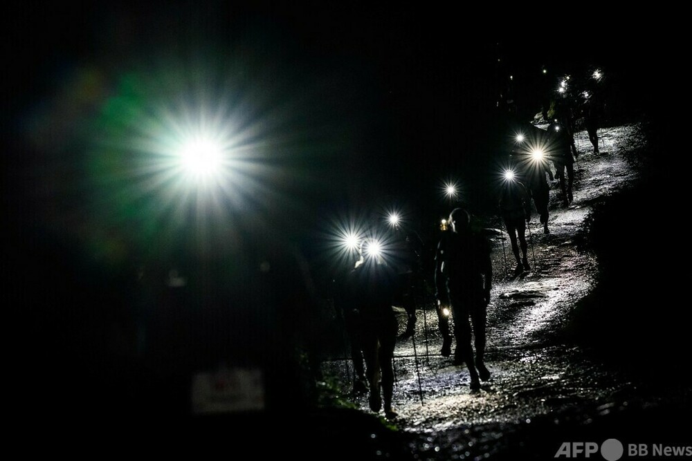 【今日の1枚】暗闇に光の列、モンブランでトレイルラン 仏 - AFPBB News