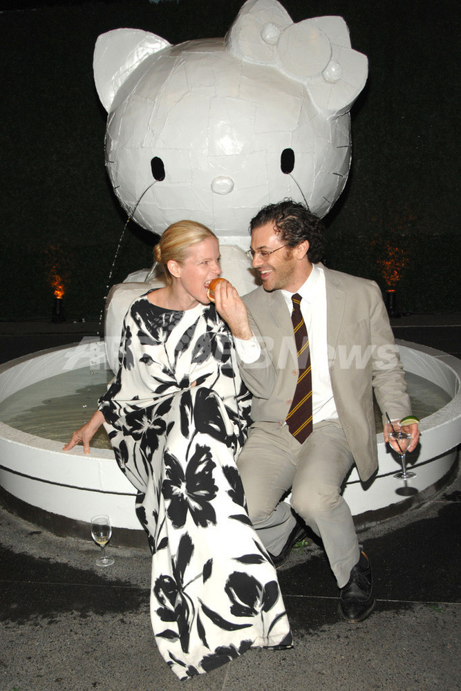 ブロンズ製の巨大「ハローキティ」、ニューヨーカーが祝福 写真9枚