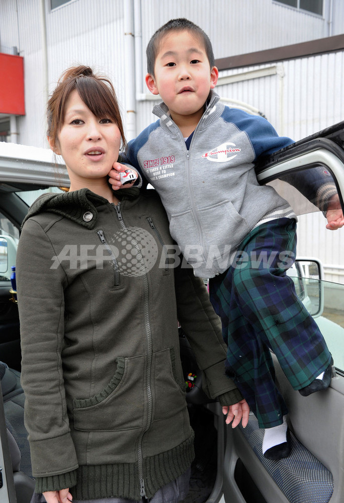 東日本大震災から1年、がれきの中の「毛布の女性」はいま 写真3枚 国際ニュース：AFPBB News