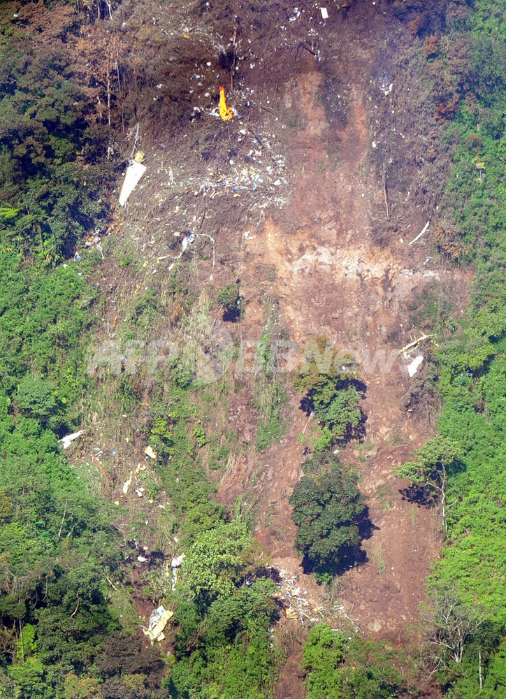 ロシア旅客機墜落、12人の遺体を発見 インドネシア 写真8枚 国際