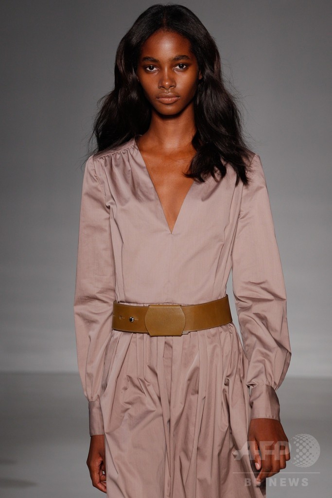 膝下丈のスカートでエレガントに、「ジル・スチュアート」15年春夏