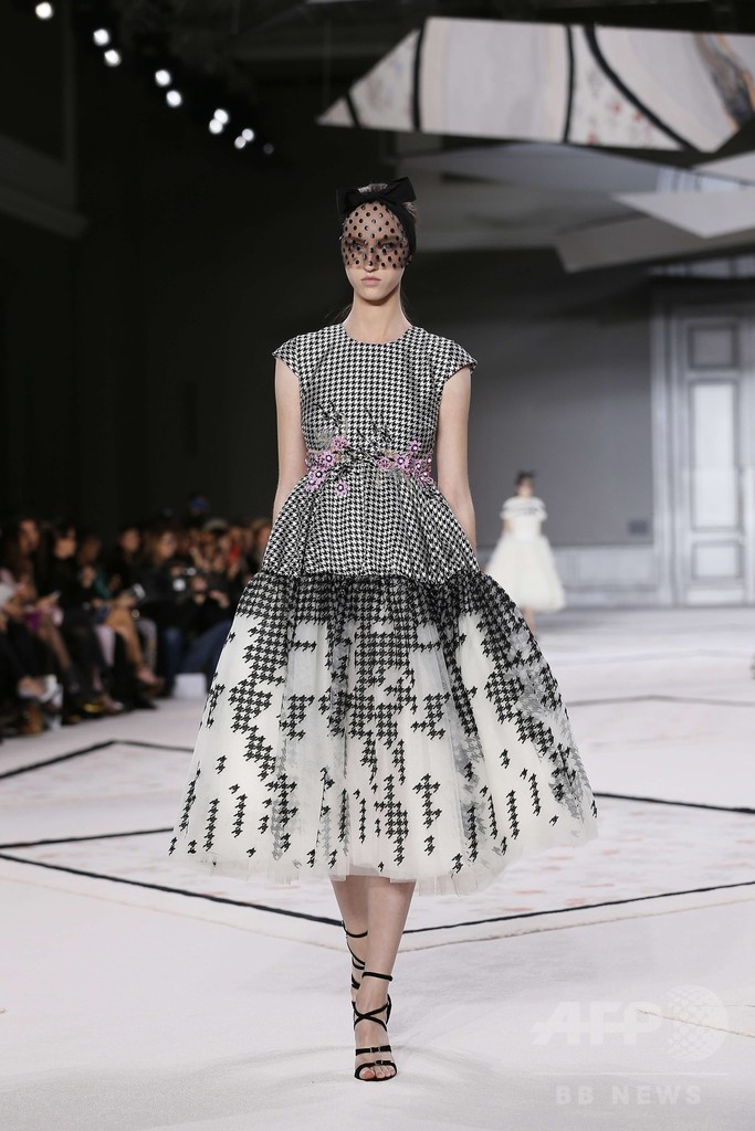 モノトーンに花飾りとレースを添えて、「ジャンバティスタ・ヴァリ」15年春夏オートクチュール