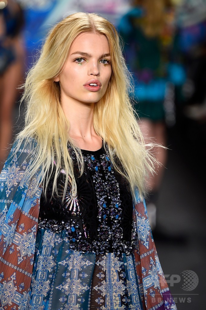 60年代ムード満載、「アナ・スイ」15年春夏