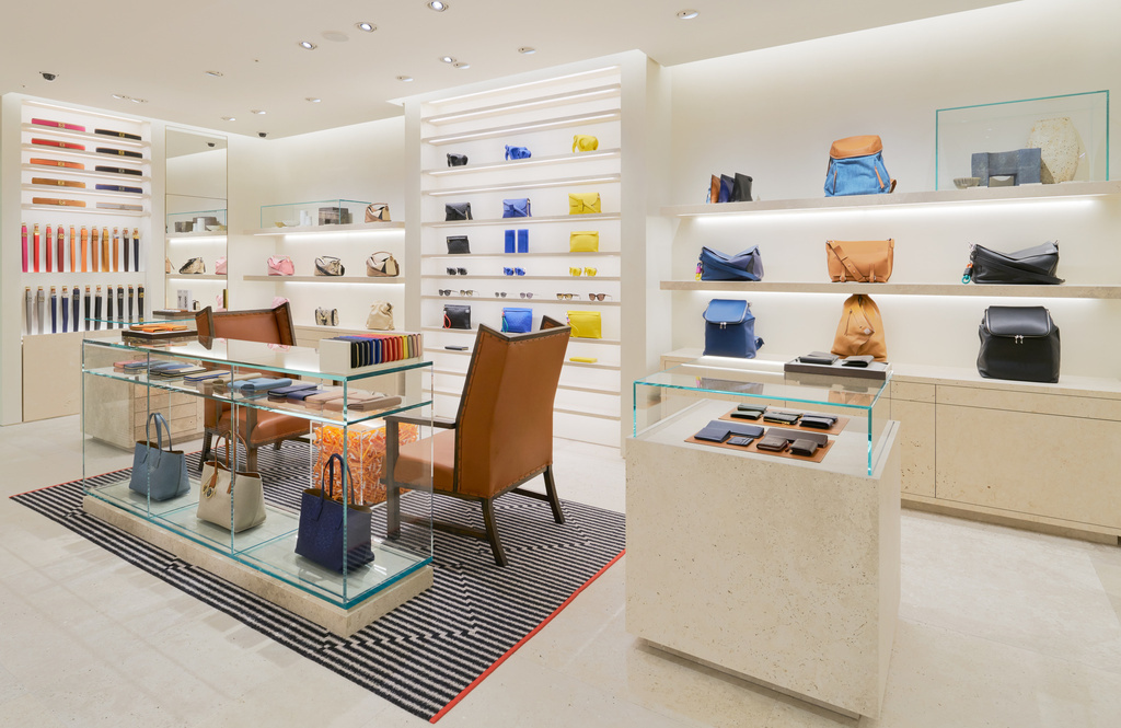 ギンザ シックスに ロエベ 新店舗がオープン 日本先行発売のバッグも 写真9枚 マリ クレール スタイル Marie Claire Style