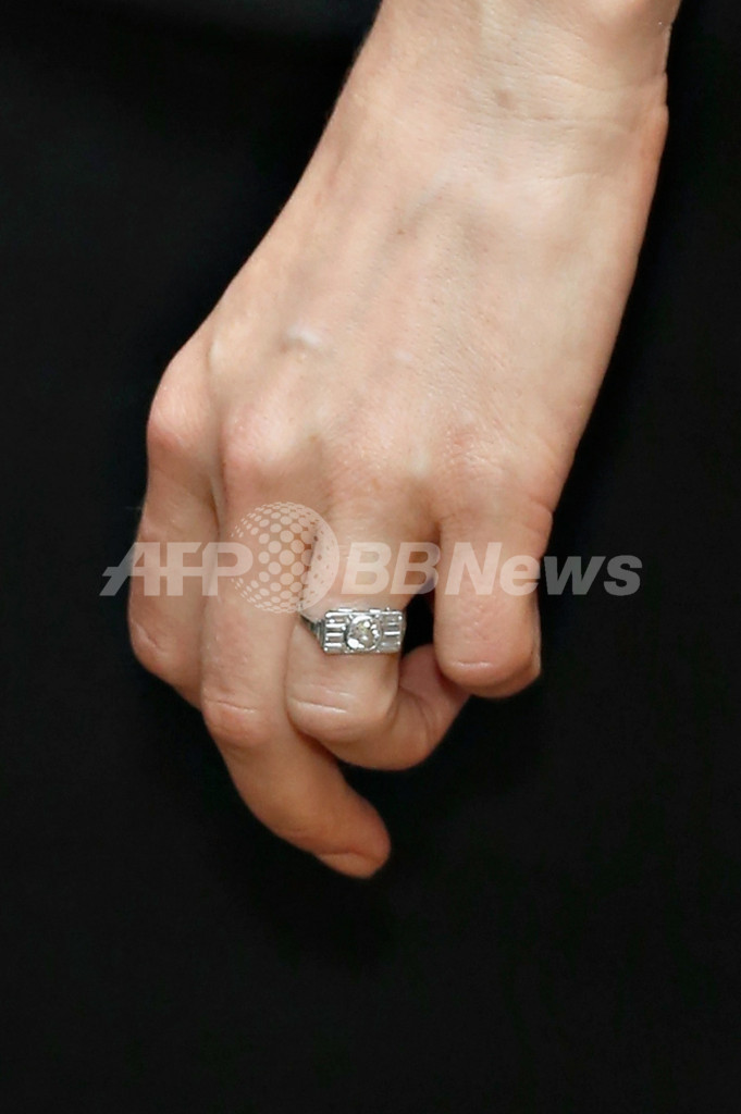 シエナ・ミラー、主演作上映会にシックなスタイルで登場