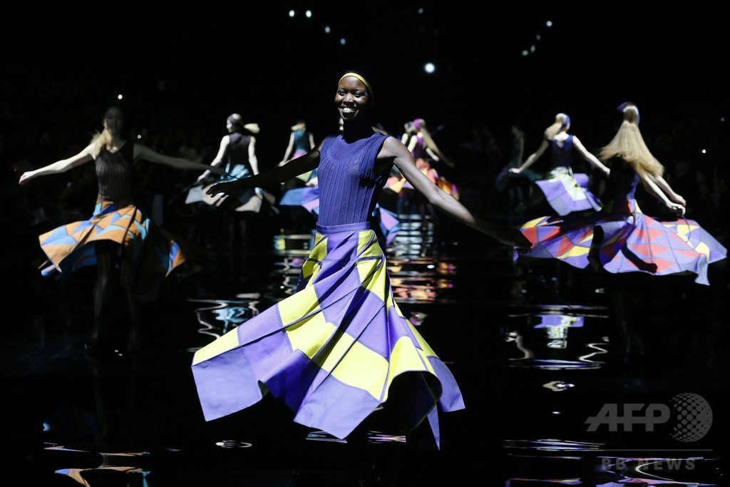 3Dスチームストレッチ技術で色の可能性を追求、「イッセイ ミヤケ」15/16秋冬