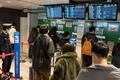 東京駅で券売機に並ぶ人（2022年12月29日撮影）。(c)Richard A. Brooks / AFP