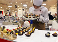 百貨店の高島屋（Takashimaya）では今月14日のバレンタインデーまで、国内の各店舗で「アムール・デュ・ショコラ（Amour du Chocolat）」と題した販売イベントを開催中だ。

動物やソフトクリームをかたどったカラフルなチョコレートなどが並び、その場で最後の仕上げを行うショコラティエの姿も見られた（2013年2月3日撮影）。(c)AFP/Yoshikazu TSUNO