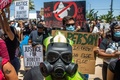 米カリフォルニア州ロサンゼルス郡パームデールの市庁舎前で、木につり下がった状態で発見された黒人男性ロバート・フューラーさんの死に関する徹底捜査を要求する人々（2020年6月13日撮影）。(c)Apu GOMES / AFP