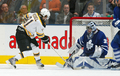 第2ピリオドにシュートを決めるブルーインズのフィル・ケッセル（%%Phil Kessel%%、左）。(c)AFP/Getty Images Dave Sandfor