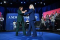 米大統領選の民主党候補カマラ・ハリス副大統領（中央左）の対話形式の選挙イベントに登壇した共和党のリズ・チェイニー元下院議員（中央右）。ミシガン州ロイヤルオークで（2024年10月21日撮影）。(c) SAUL LOEB / AFP