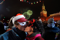 ロシア・モスクワ（Moscow）の赤の広場（Red Square）には1日未明、新年を祝おうと約12万人が集まった。ドミトリー・メドベージェフ（Dmitry Medvedev）大統領は、経済危機に耐えている国民に感謝するとともに家族の大切さを強調した。写真は赤の広場でキスをするカッ
プル(2010年1月1日撮影)。(c)AFP/DMITRY KOSTYUKOV