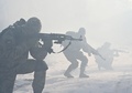 ウクライナの首都キエフ近郊で訓練を受けるウクライナ軍の予備役（2021年12月25日撮影）。(c)Sergei SUPINSKY / AFP