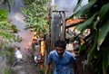 イスラム武装勢力の襲撃を受けたフィリピン南部ミンダナオ（Mindanao）島の商業都市サンボアンガ（Zamboanga）では、12日も治安当局と和平協議に応じないイスラム反政府勢力との戦いが2か所の戦線で続いている。同国政府は、炎に包まれた複数の地区を奪還した。

サンボアンガでは、4日間にわたる戦闘で数千人が避難を強いられている。フィリピン軍報道官によると、同市のサンタカタリナ（Santa Catalina）地区では、治安部隊が進軍する中、家々が炎に包まれた。

警察の支援を受けた少なくとも1500人の兵士が、サンボアンガ郊外のイスラム教徒が多く住む6地区を包囲。これらの地域では、反政府勢力「モロ民族解放戦線（MNLF）」のメンバー約180人が、9日に攻撃を開始して以降潜伏を続けている。反政府勢力は数十人の人々を「人間の盾」にしているため、市民が負傷することを避けたい治安部隊との間でこう着状態が続いている。

写真はサンボアンガで火に包まれる自宅に水をかける住民ら（2013年9月12日撮影）。(c)AFP/TED ALJIBE